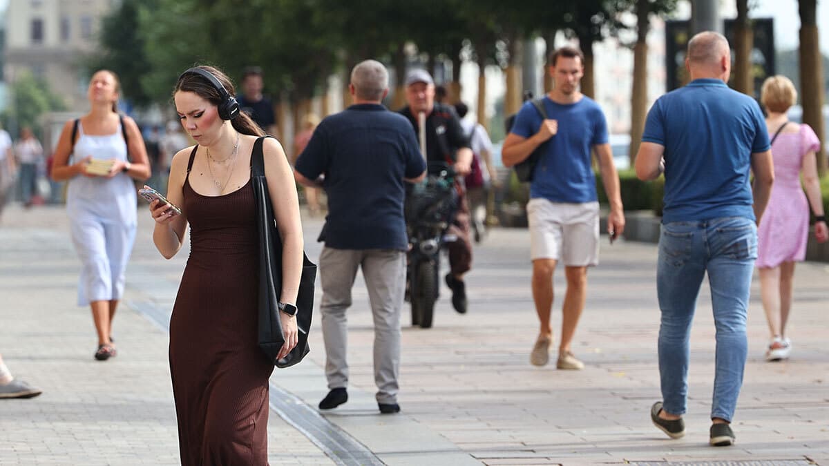 Более 70% россиян продолжают общение по работе во время отпуска