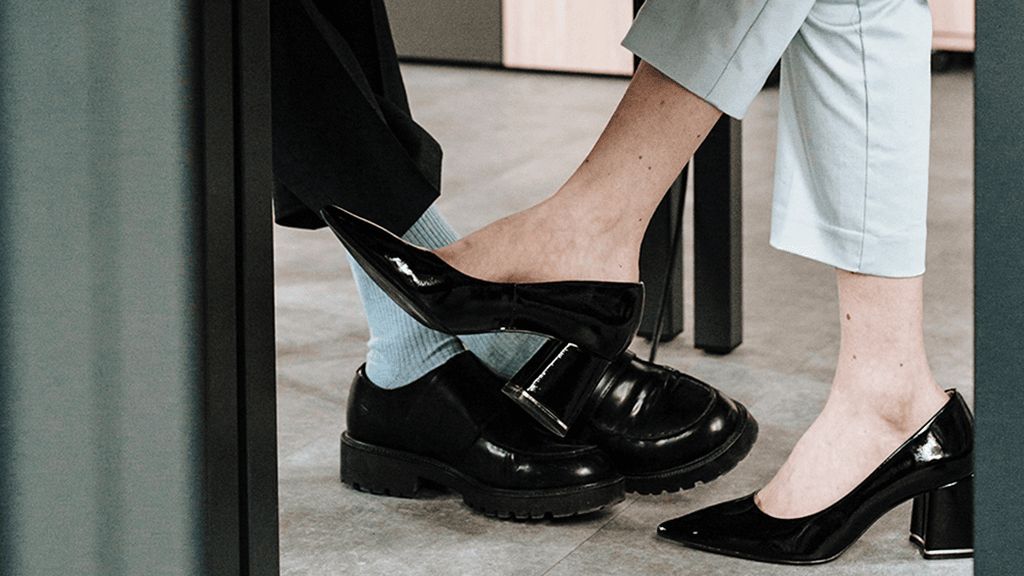 Рабочий поцелуй: кому из топ-менеджеров романы с коллегами стоили карьеры