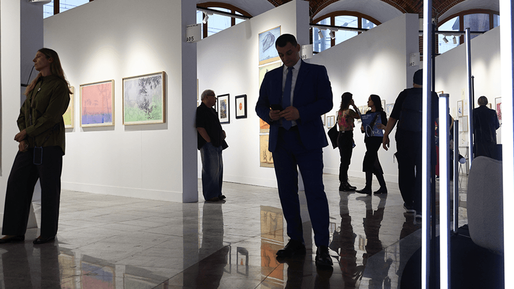 Дебют «Обертона»: с чем открылась новая ярмарка графики от Cosmoscow