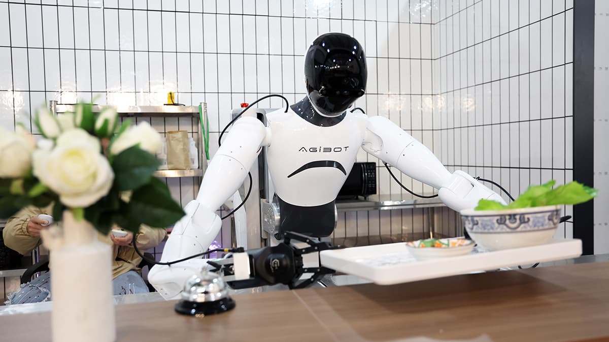 Китайская фирма выигрывает в гонке человекоподобных роботов