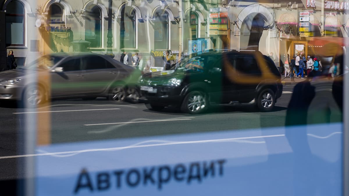 Выдачи автокредитов на новые автомобили в январе упали на 20%