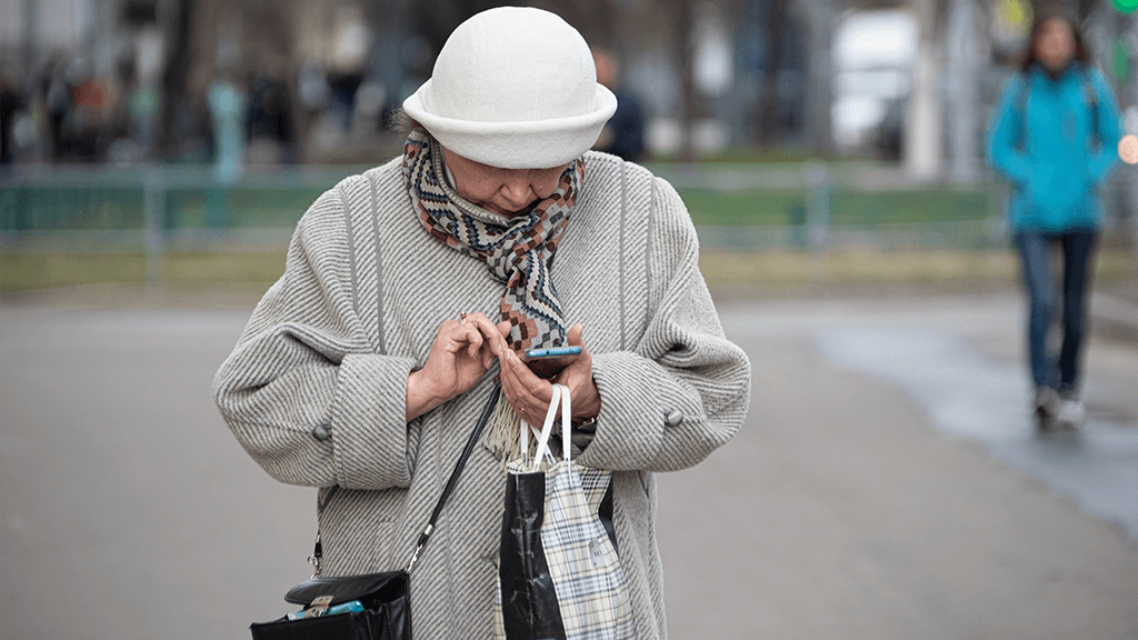 Старшее поколение «залипло» в телефонах: новости, которые вы могли пропустить