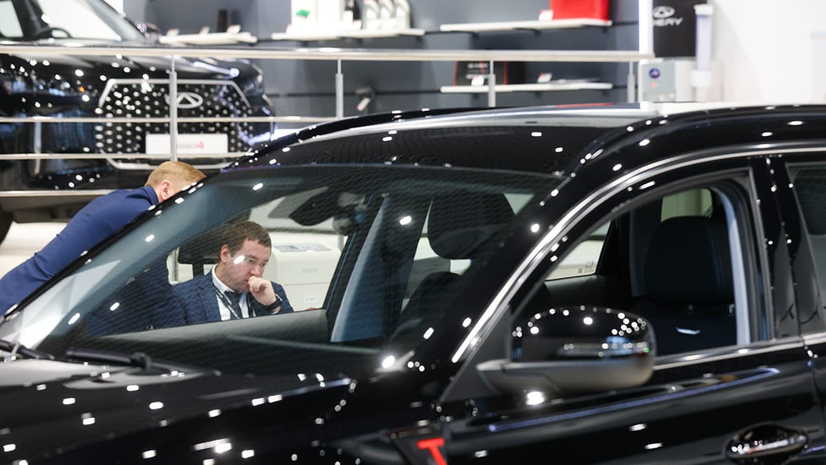 Продажи новых легковых автомобилей перешли к стагнации