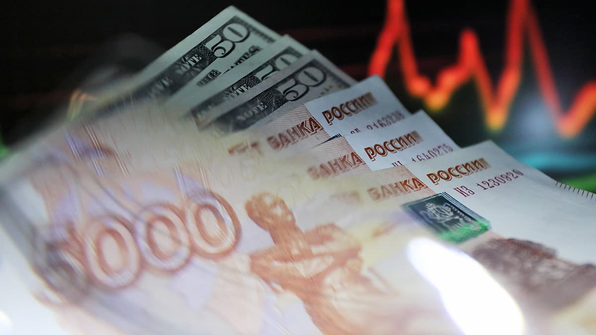 В феврале рубль ослаб из-за роста индекса доллара США