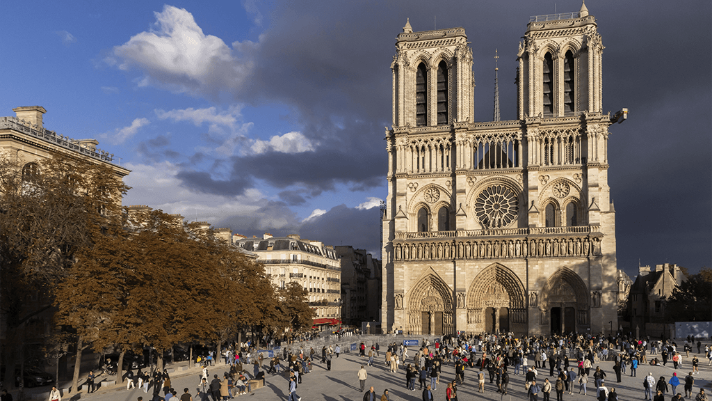 Сквозь века и огонь: как Нотр-Дам стал символом Парижа