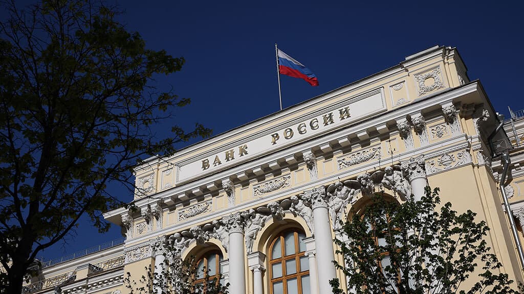 Банк России снизил ключевую ставку до 15%