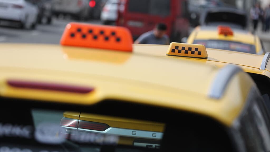 Таксист получит разрешение на работу только при наличии страховки для пассажиров