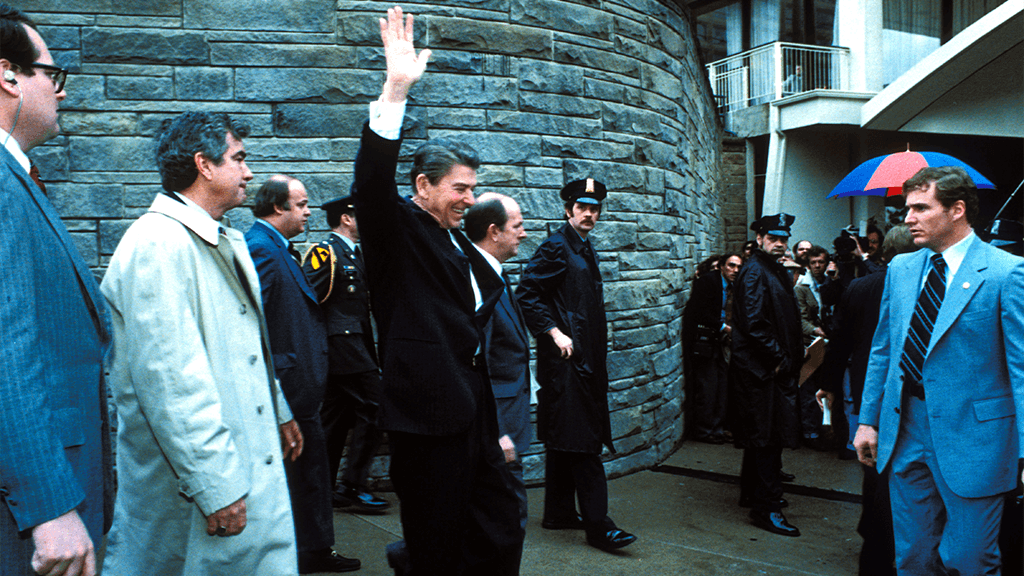 Пуля для президента: как Рейган пережил покушение, а стрелок избежал наказания