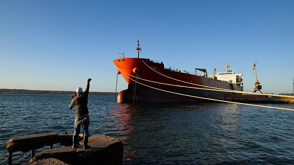 Зачем Дональд Трамп допустил поставку российской нефти Кубе