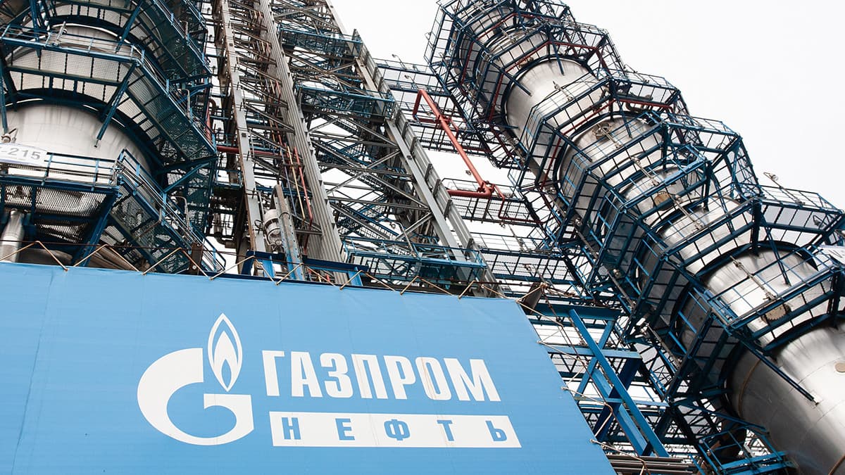 Чистая прибыль «Газпром нефти» в 2025 году упала вдвое
