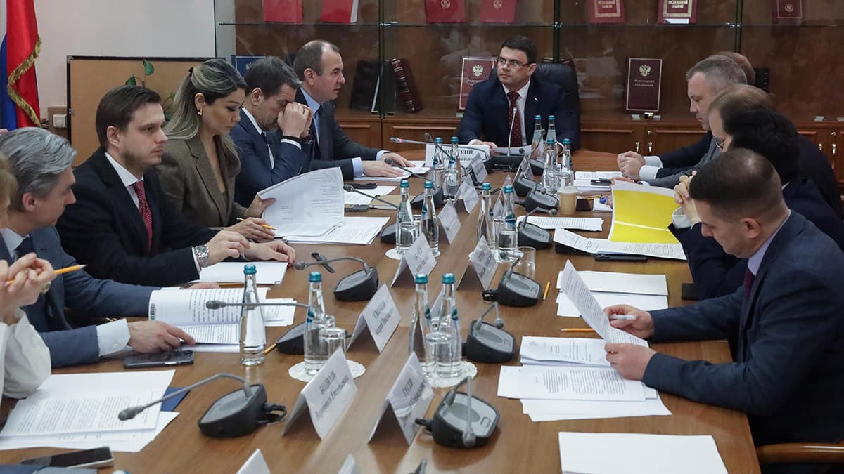 Почему в Госдуме сочли избыточной маркировку ИИ-контента