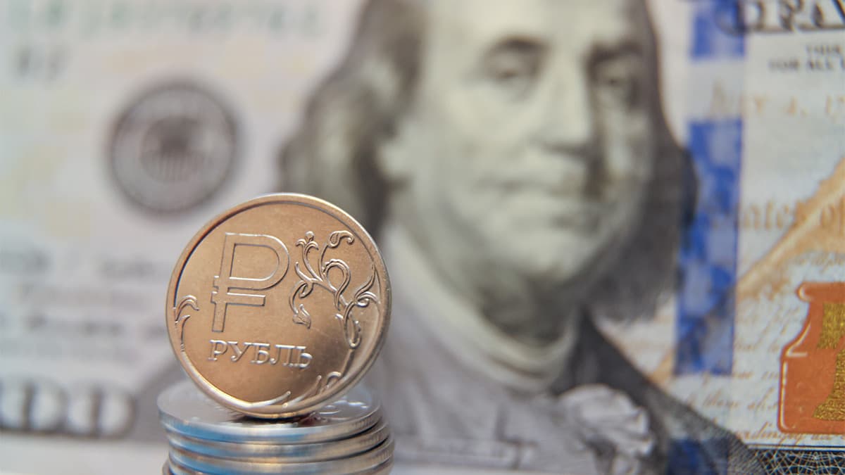 Рубль «примитивно» идет к отметке 70 за доллар