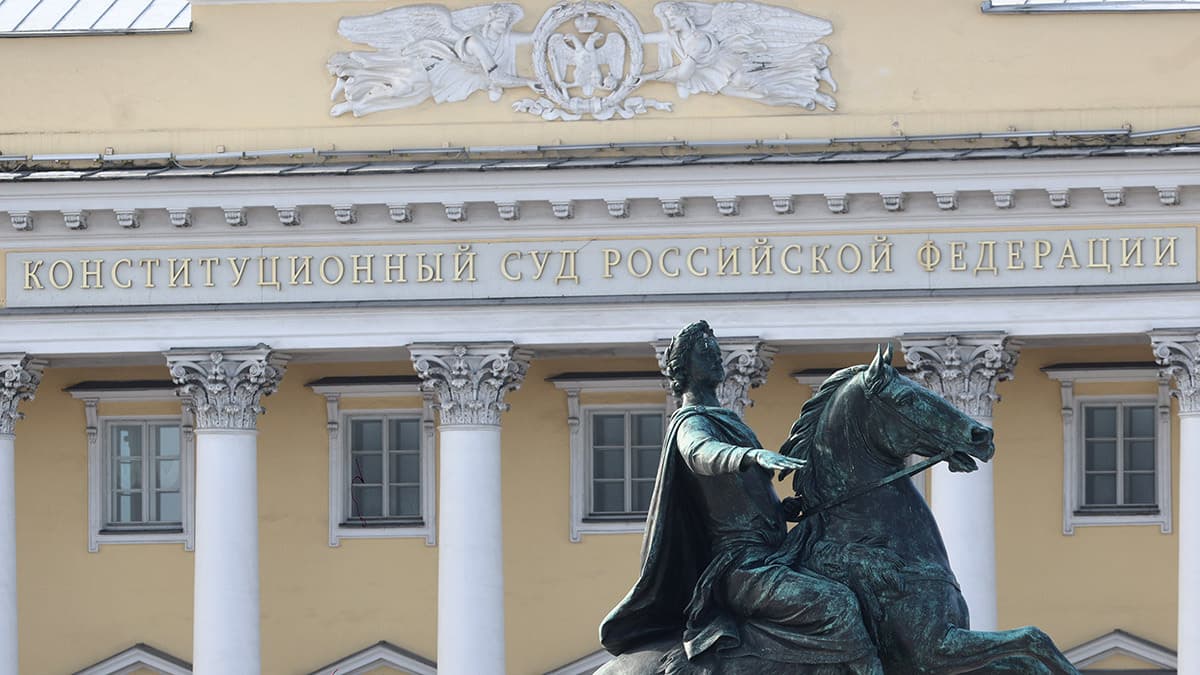 Осужденный имеет право на возмещение вреда за отстранение от должности, решил КС