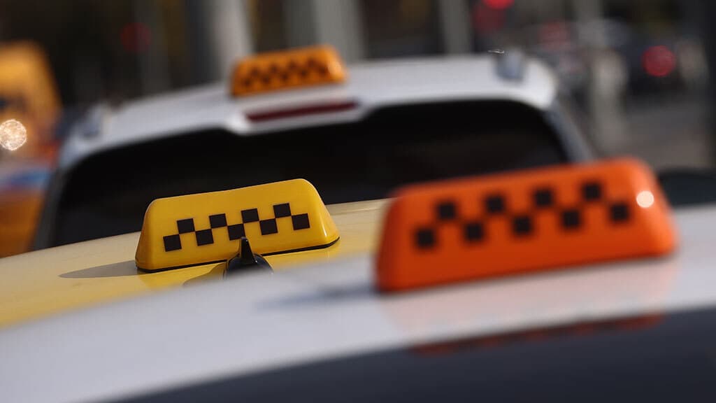 Дистанционные медосмотры таксистов предложили проводить на заправках и парковках