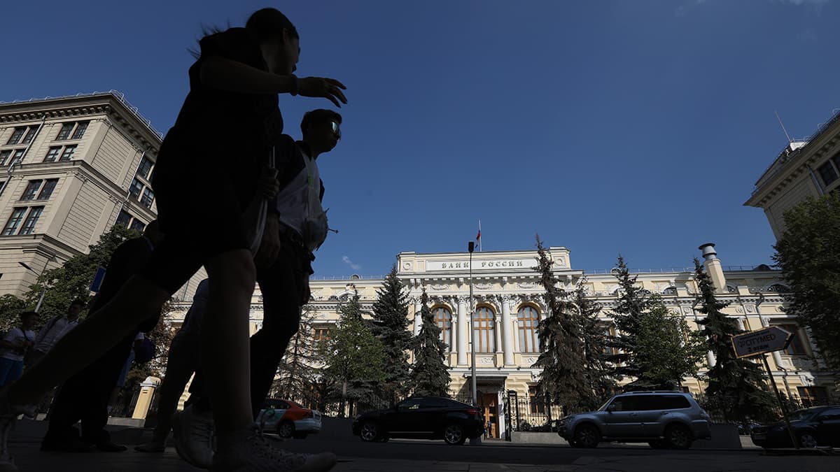 Экономисты предложили включить поддержку роста экономики в число целей ЦБ