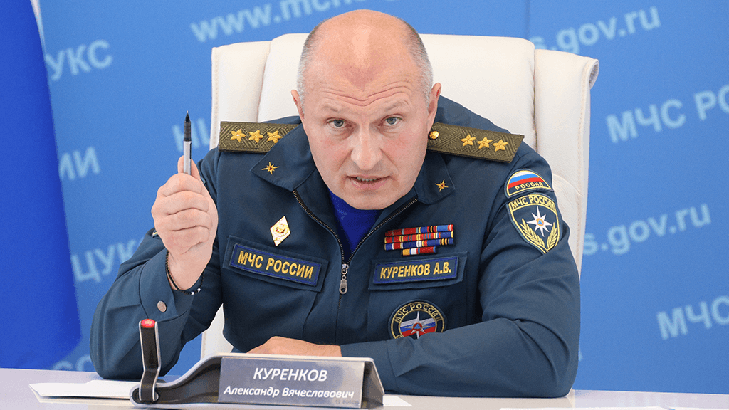 Глава МЧС Александр Куренков встретился с особо отличившимися на СВО спасателями