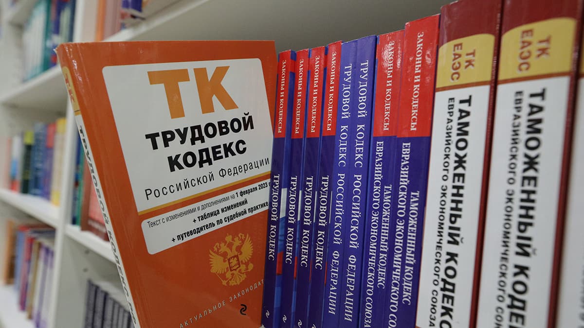 КС рассмотрит законность увольнения отца-одиночки с ребенком-инвалидом