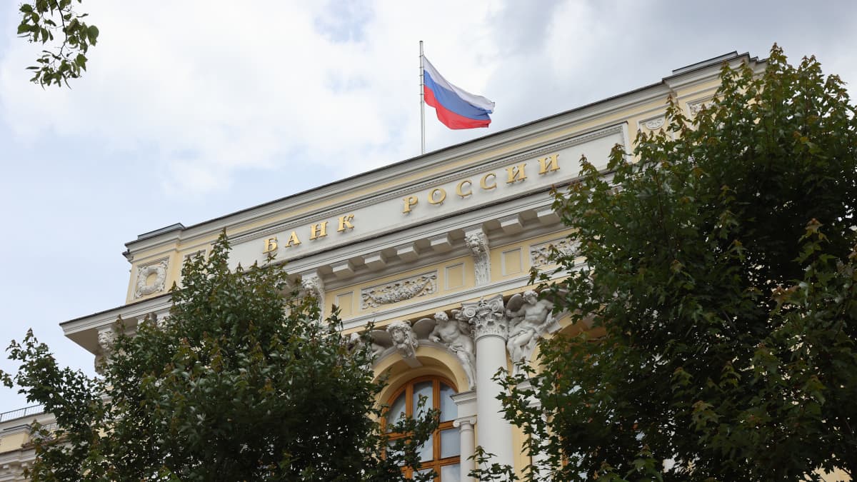 Банк России снизил ставку до 14,25%
