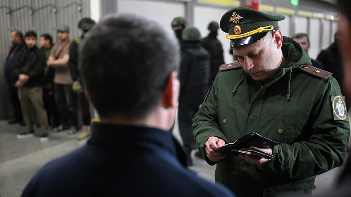 Иностранцев хотят выдворять из РФ за неповиновение пограничникам и дискриминацию