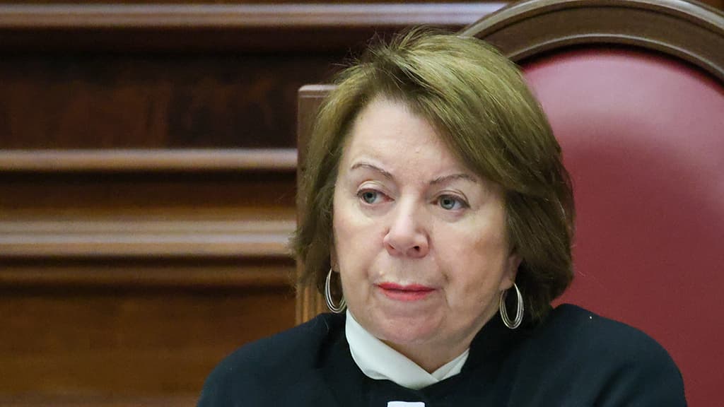 Источники «Ведомостей»: зампред Конституционного суда уйдет в отставку