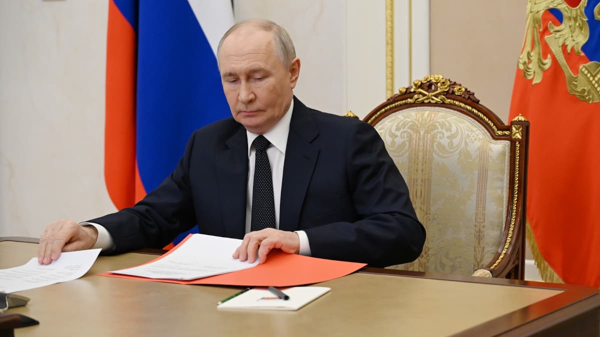 Путин поручил усовершенствовать налоговые режимы в России