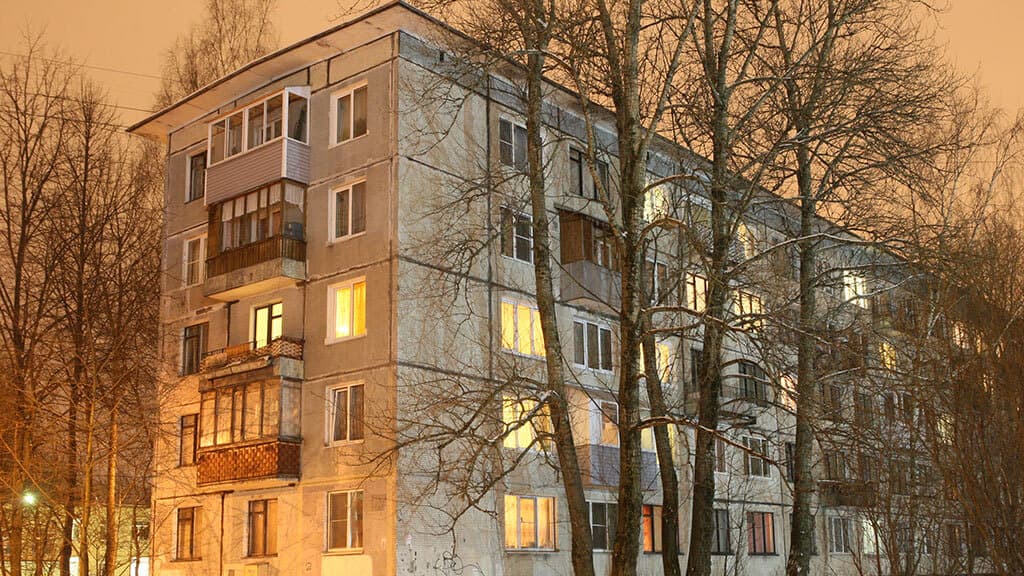 На кухне крохотной, зато своей: как хрущевки изменили жизнь страны