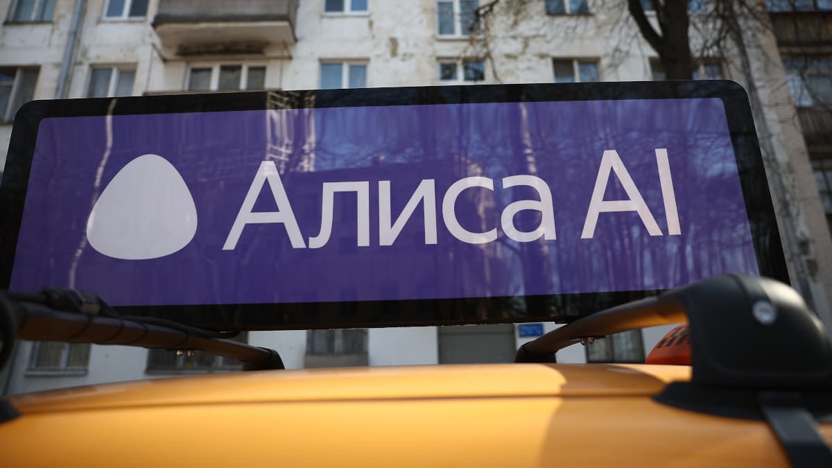 «Алиса AI» начнет продавать товары селлеров без собственных сайтов