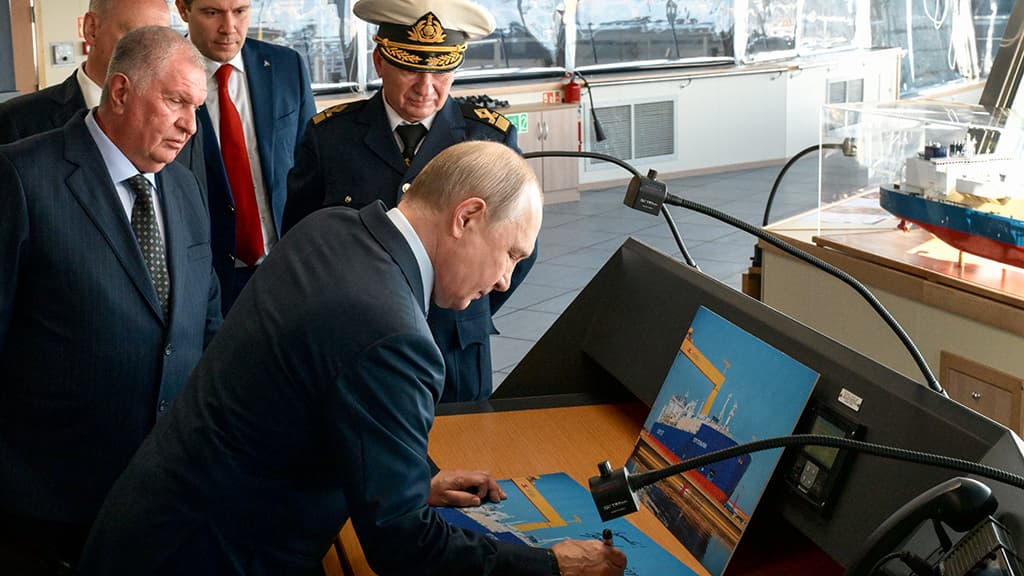 Путин посетил судостроительный комплекс «Звезда»
