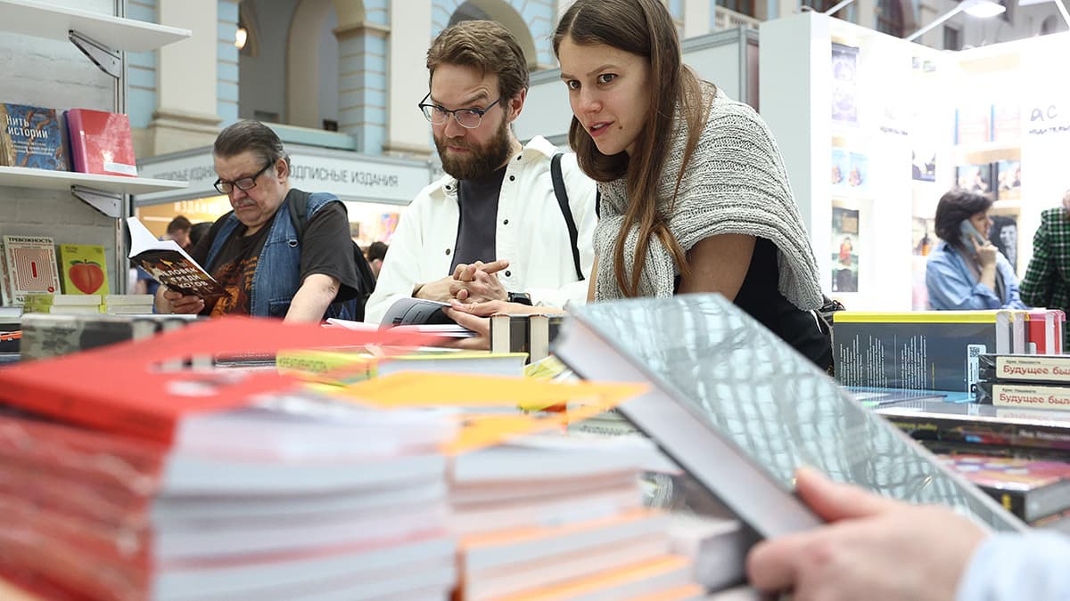 Книжные магазины и сервисы сняли с продажи книги Юваля Ноя Харари