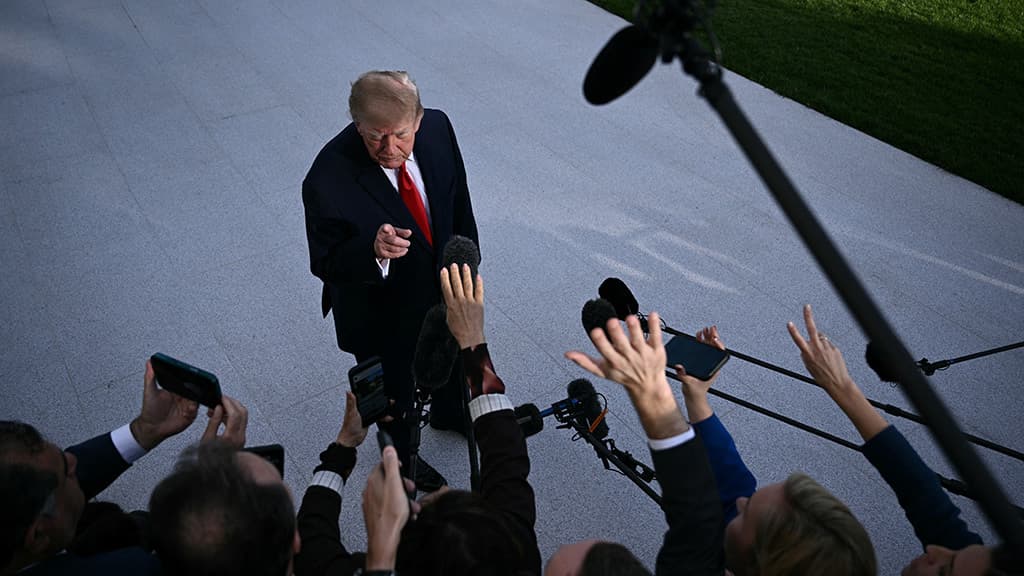 Зачем Трамп приостановил действие закона о санкциях против России