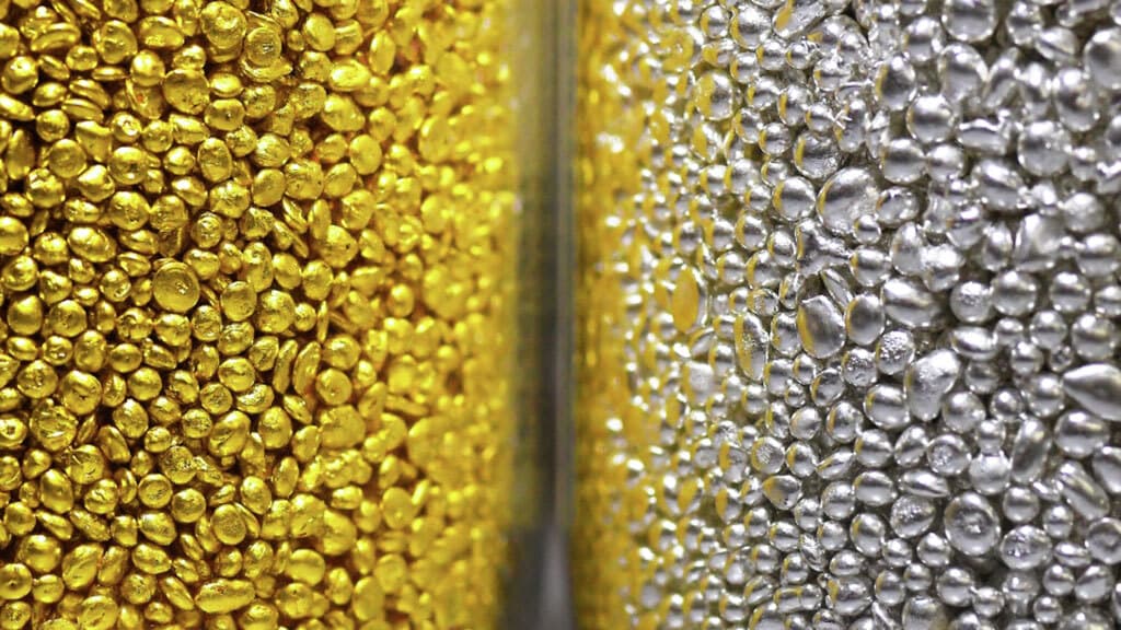 Аналитики объяснили резкое падение цен на золото и серебро