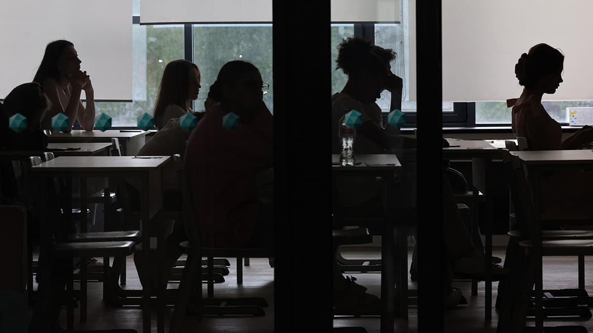 За один день подростки совершили нападения в школах двух регионов России