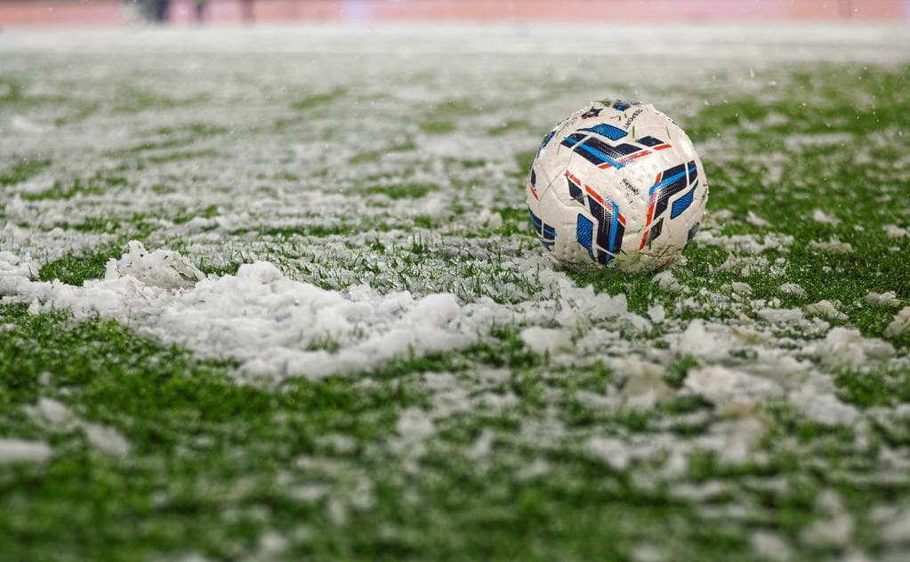 Матч РПЛ в Каспийске начался с 30-минутной задержкой из-за снегопада