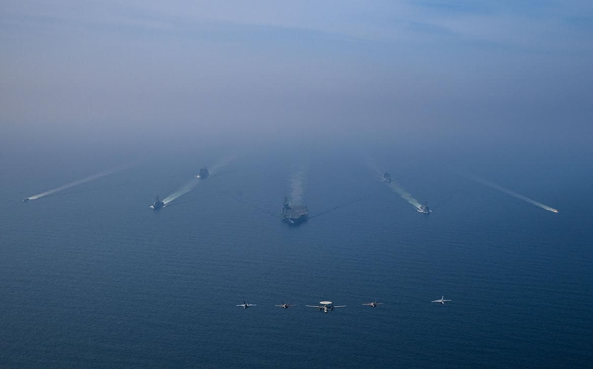 США показали маневры авианосца «Авраам Линкольн» в Аравийском море. Фото