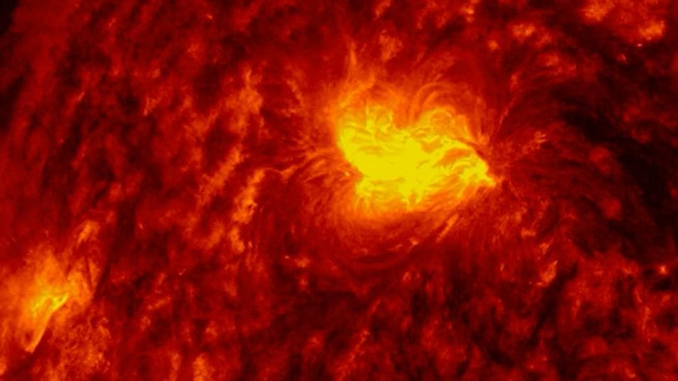 Вспышка на Солнце после мощных выбросов. Видео