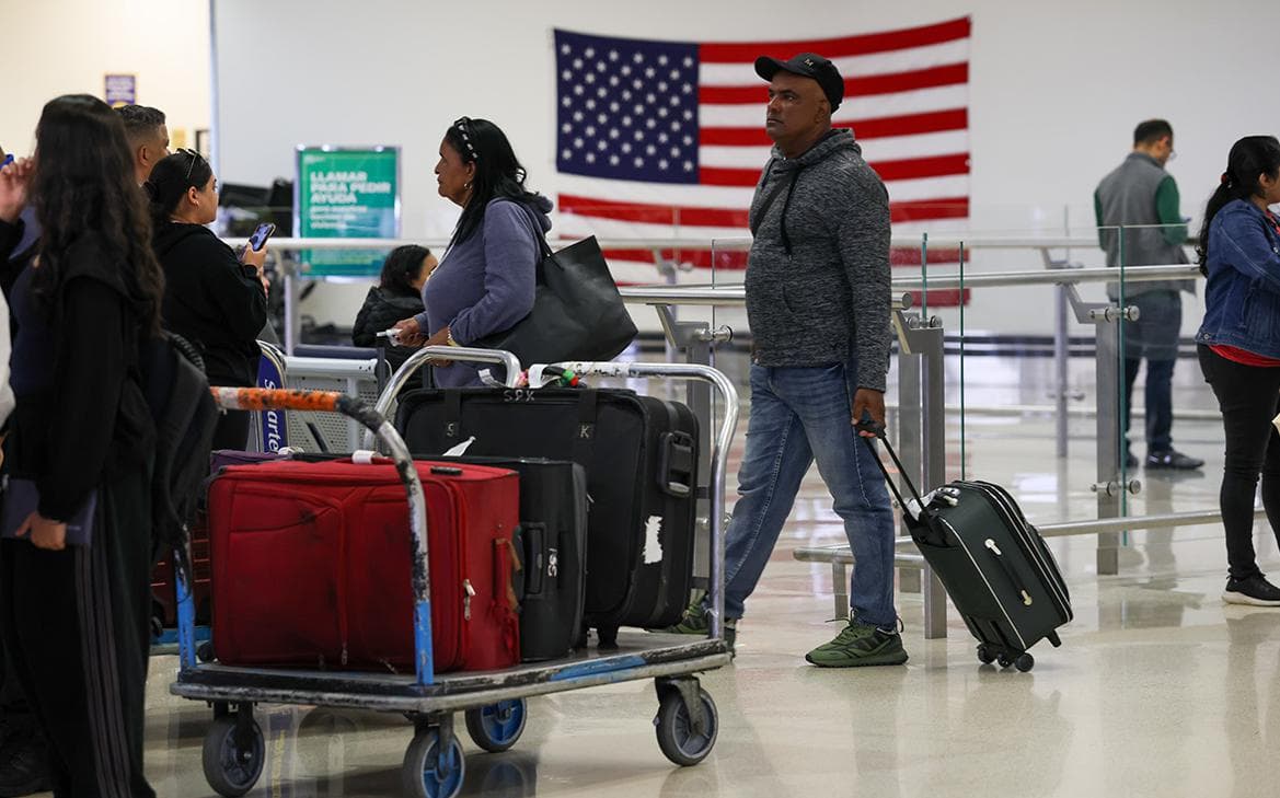 Из США впервые за век уехало больше американцев, чем приехало мигрантов