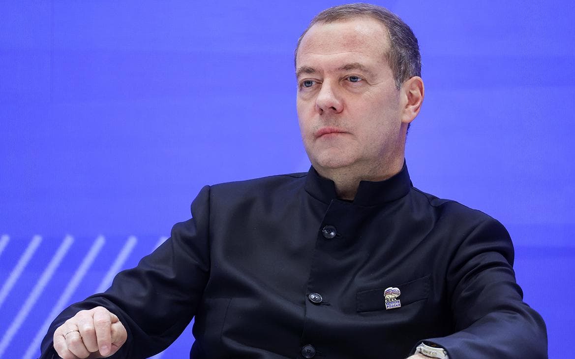 Медведев напомнил о симметричном ответе при передаче ядерной бомбы Киеву