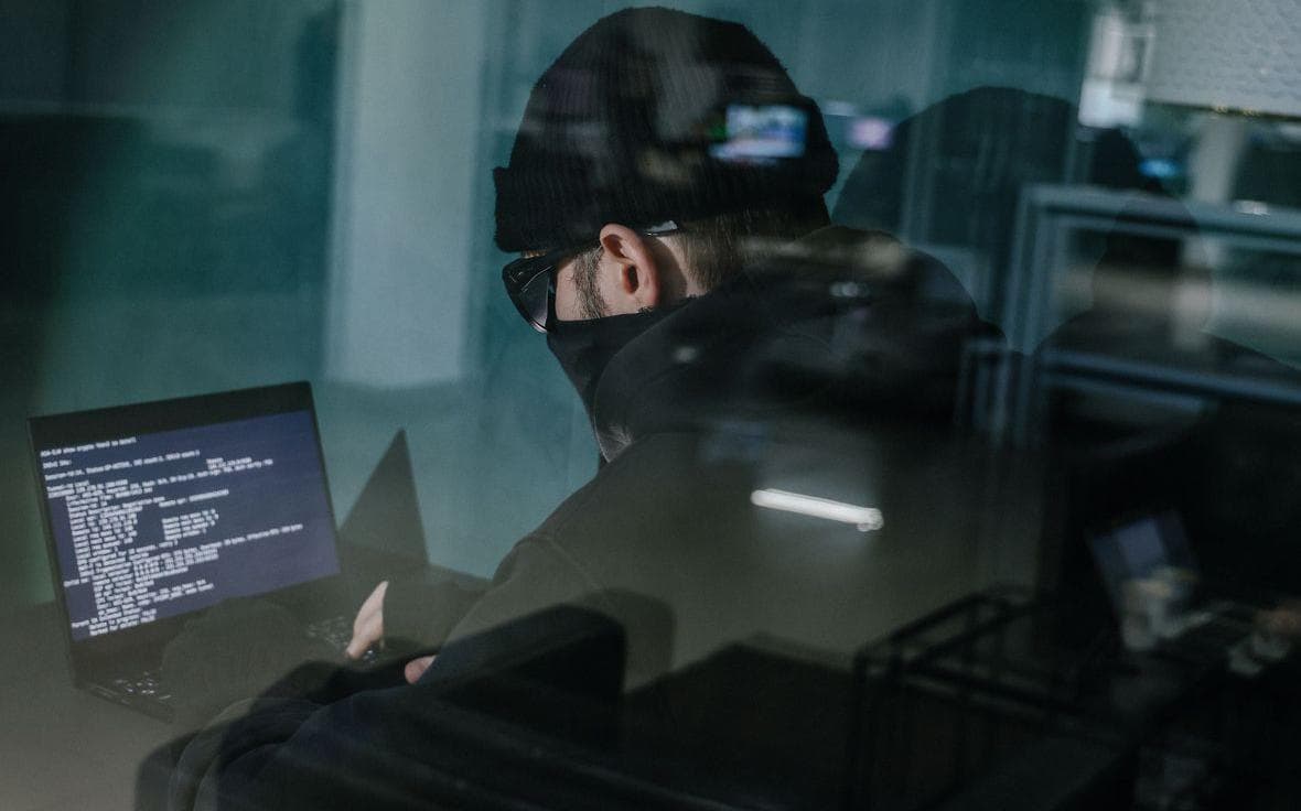 «Сбер» раскрыл, сколько средств мошенники похитили у россиян за год