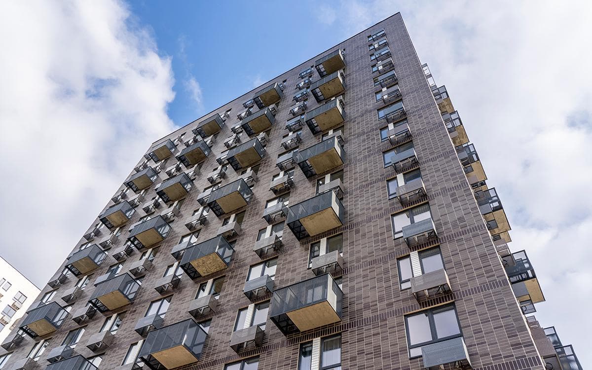 Жилье в новостройках Москвы в феврале подешевело на 7%