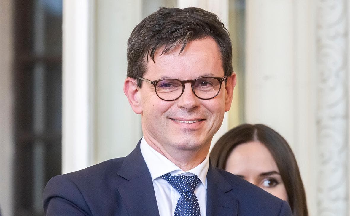 NYT предсказала провал реставрации Лувра как «венца правления Макрона»