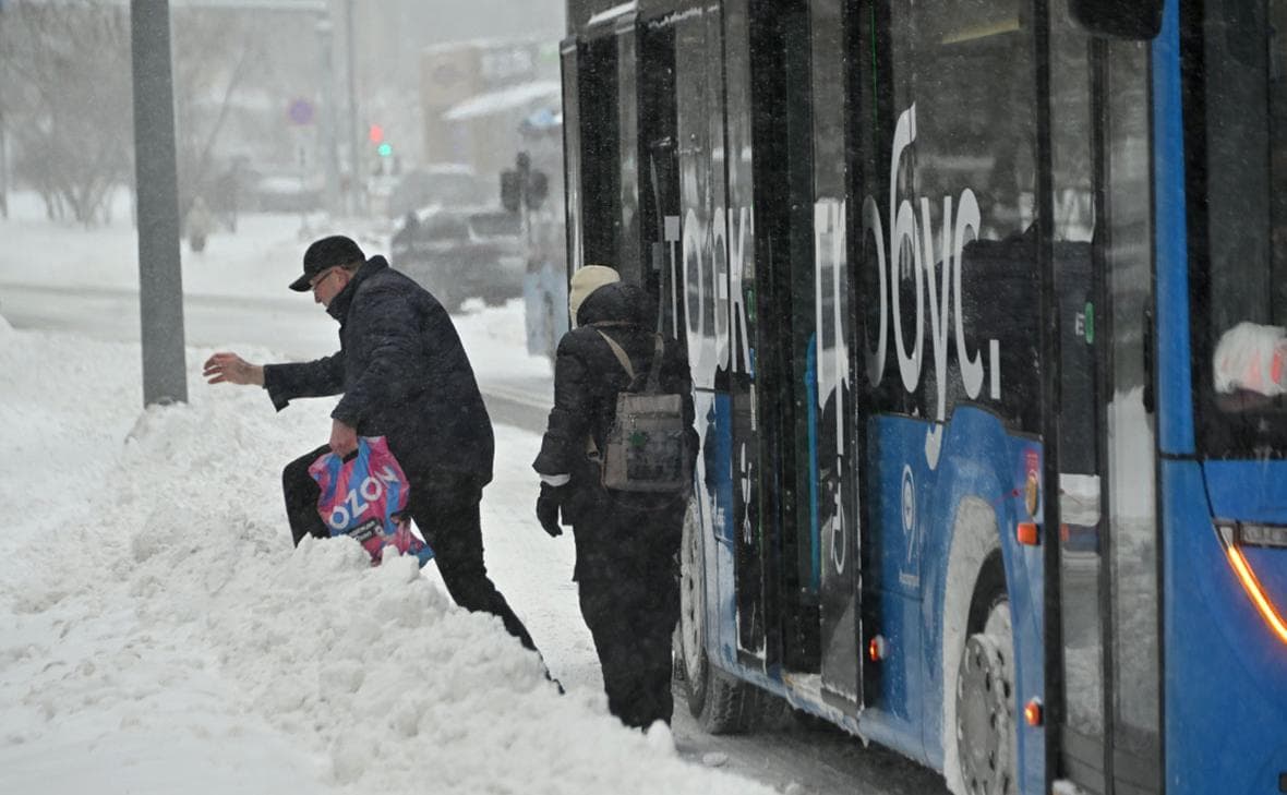Москвичей призвали пересесть на автобусы, которые в снегопад едут быстрее