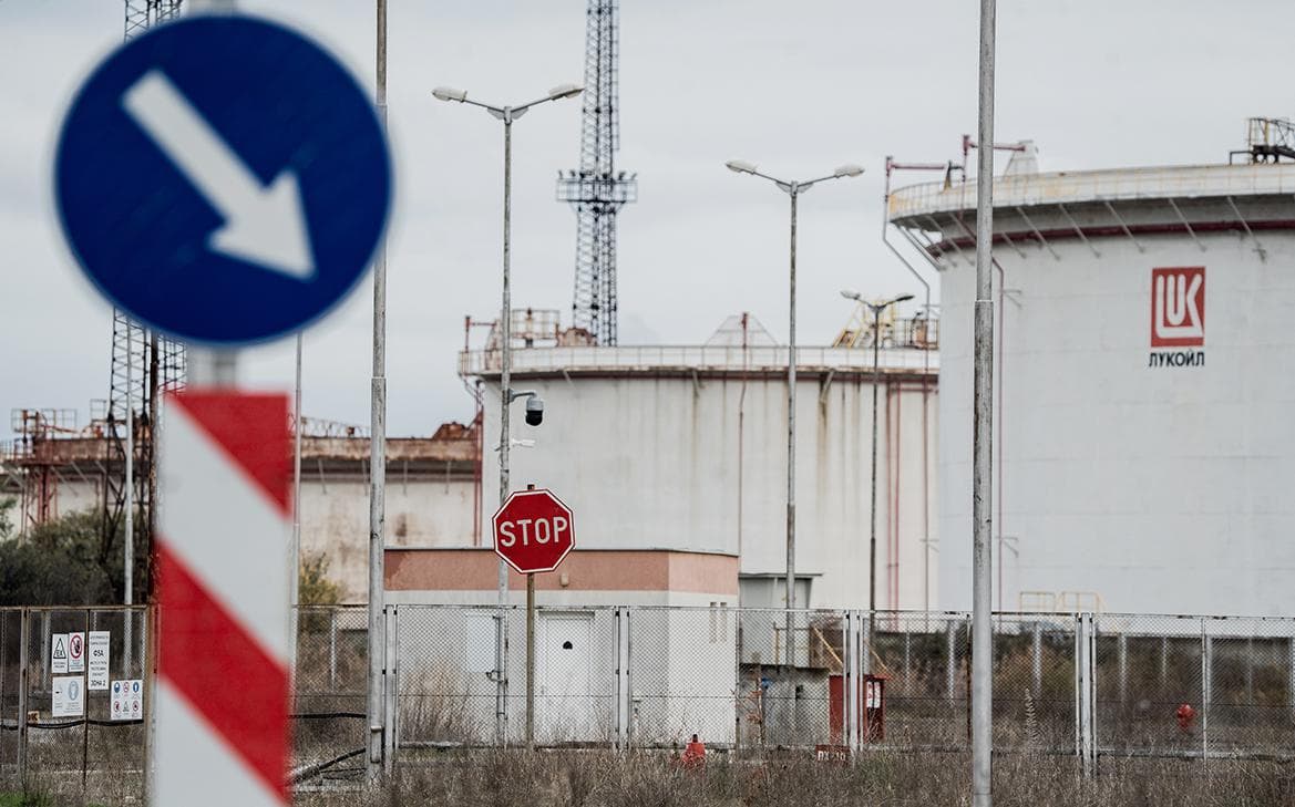 Reuters узнал о переговорах конкурентов Carlyle по активам ЛУКОЙЛа