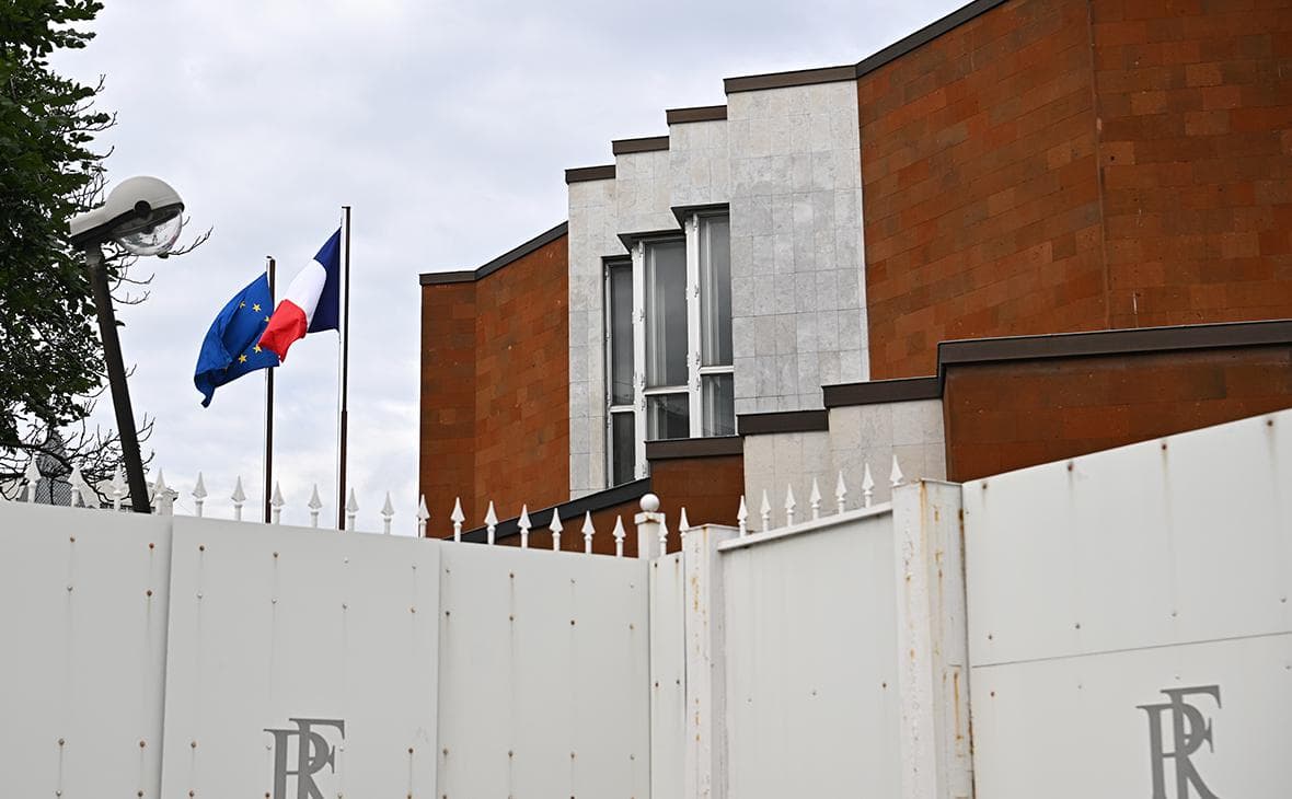 Захарова ответила на заявление Франции о передаче Киеву ядерного оружия