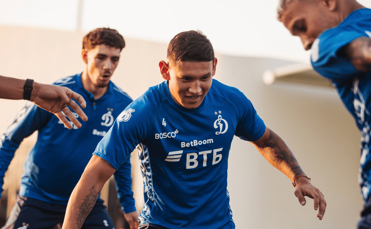 Самолет с игроками «Динамо» перенаправляли в Петербург из-за атаки БПЛА