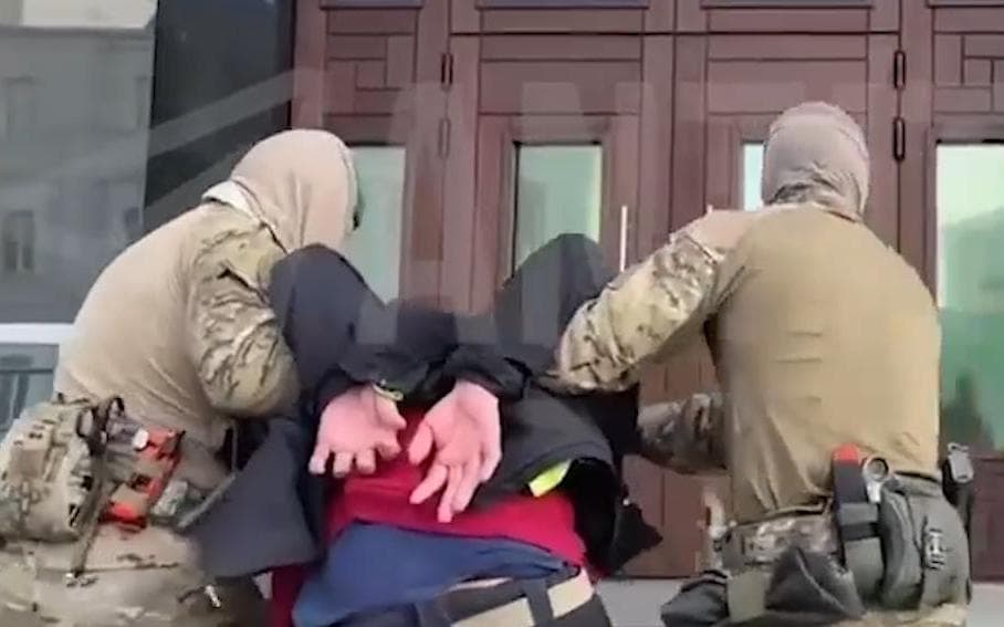 ФСБ показала видео задержания подозреваемого в работе на разведку Украины