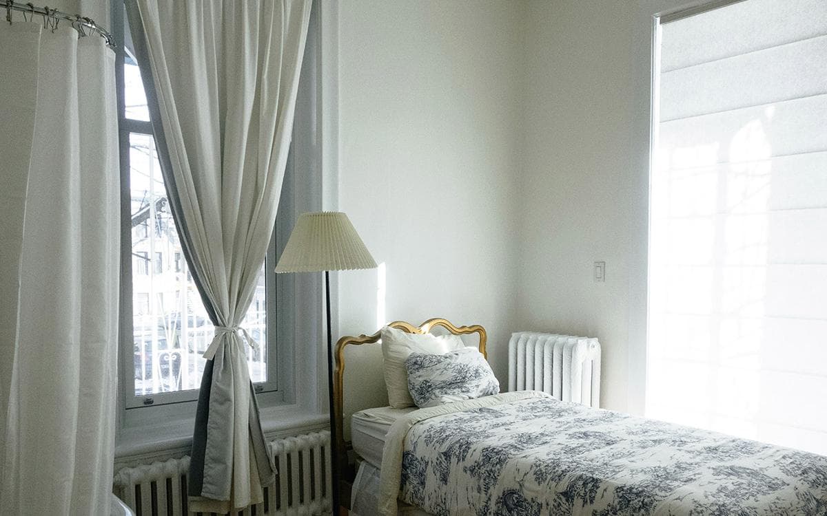 Как красиво закрыть батарею в комнате: 10 идей для вдохновения