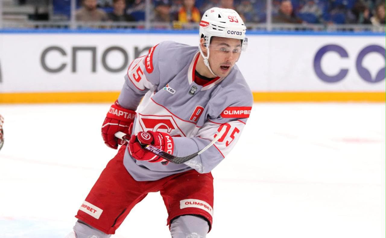 Хоккеист «Спартака» попал партнеру шайбой в голову в матче КХЛ