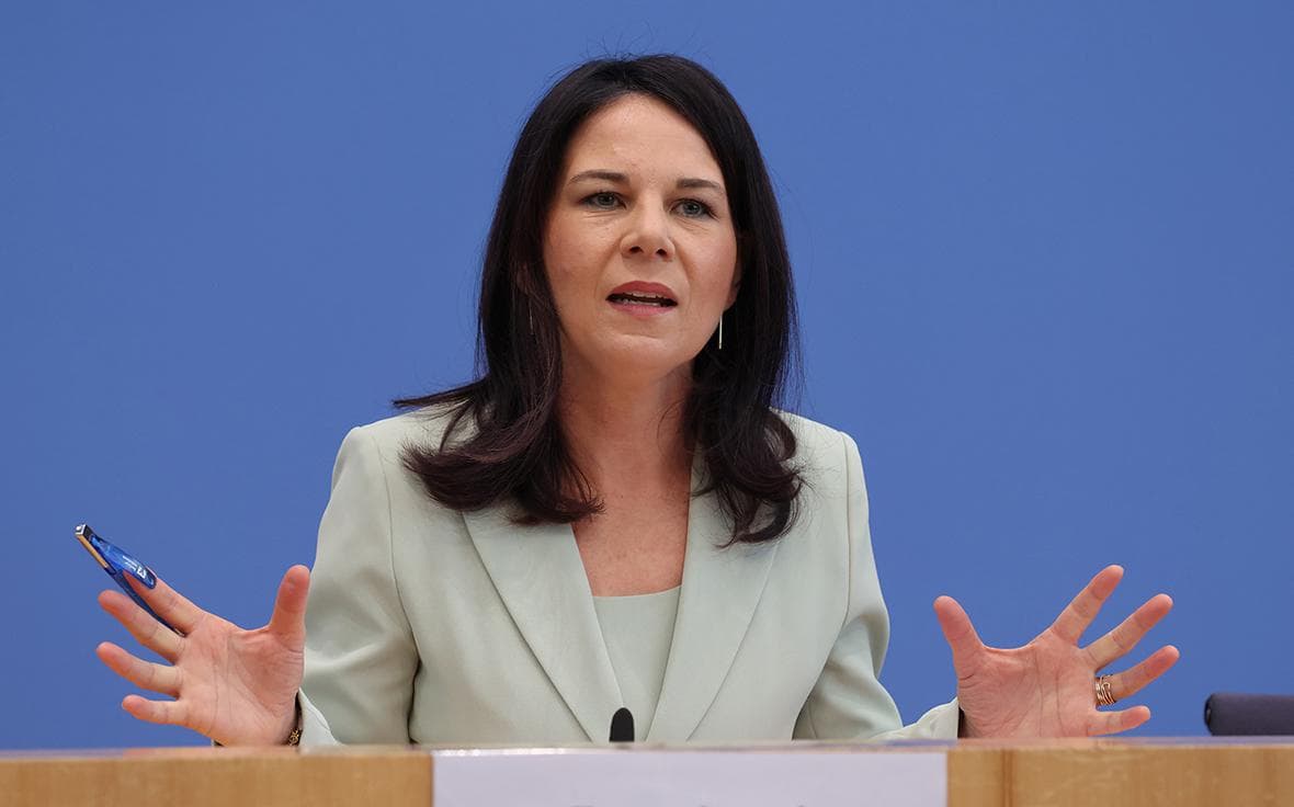 Бербок дважды в интервью ошиблась, назвав Гренландию членом ЕС