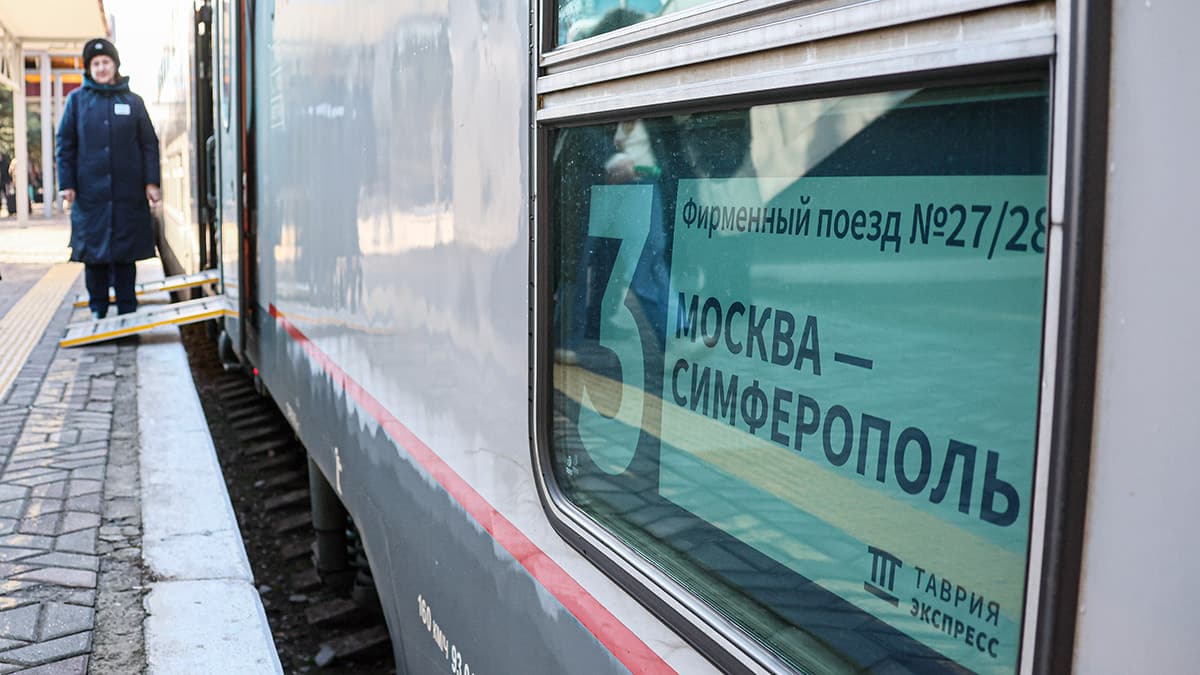 Сенатор пожаловалась на полтора дня без связи в поезде до Севастополя