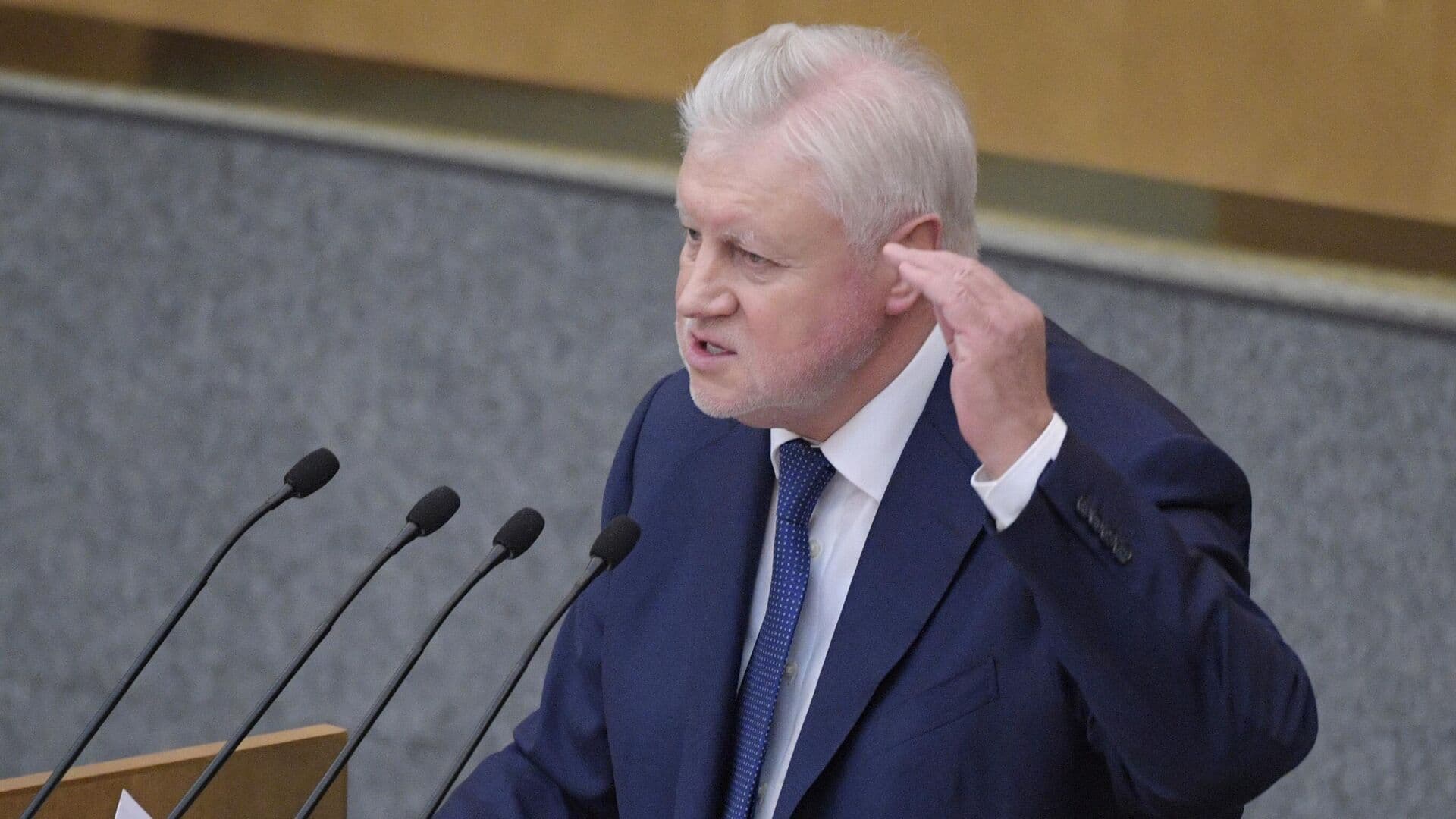 Миронов предложил ввести ответственность за фиктивные сертификаты мигрантов